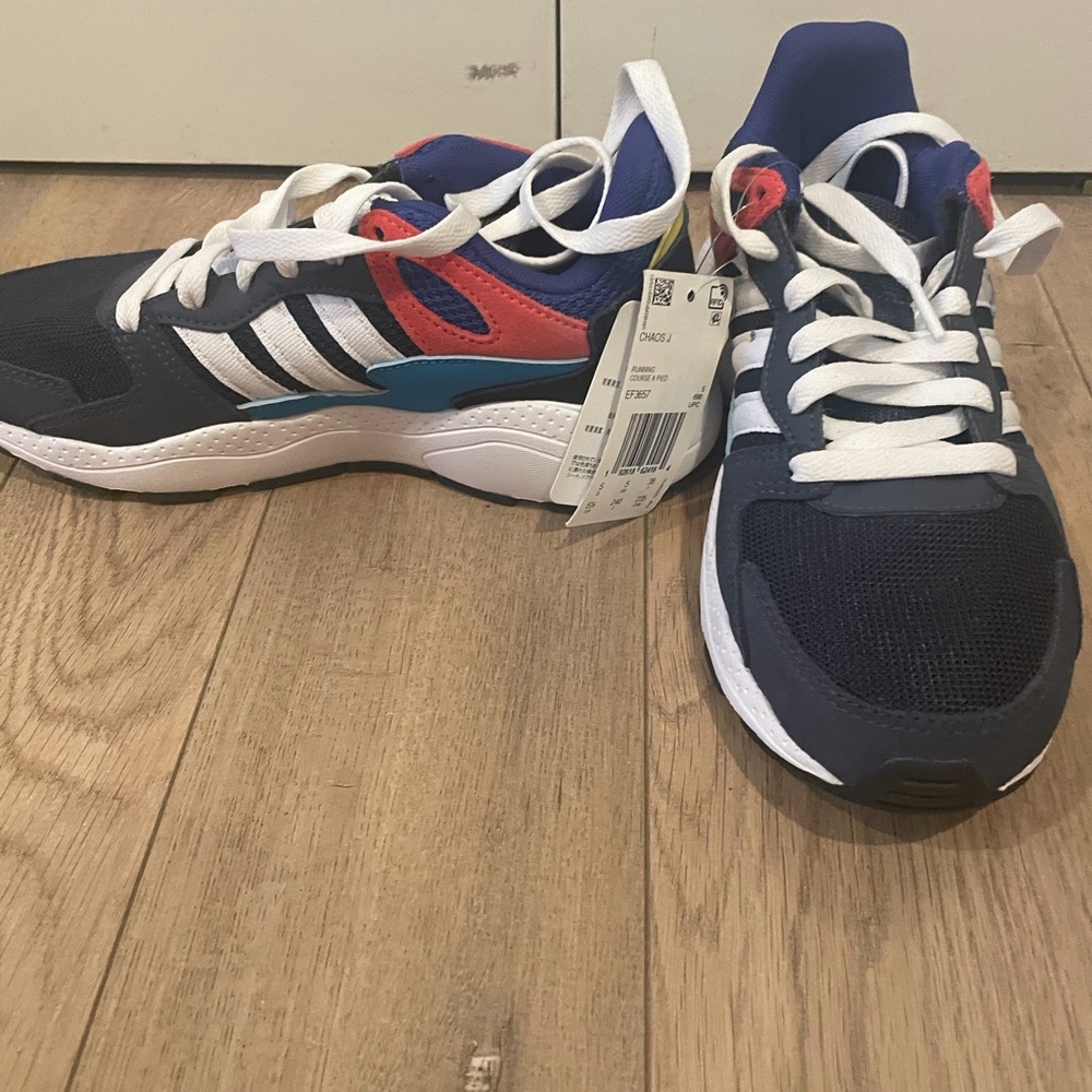 Adidas cloud youth sneakers. Brand new_ never worn.